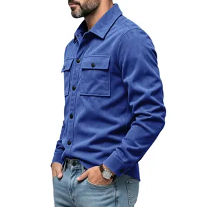 Chemise veste homme en suédine bleue, manches longues avec poches sur la poitrine.