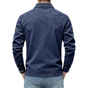 Vue arrière détaillée de la chemise veste pour homme en daim bleu foncé à manches longues.