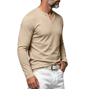 Détail de gros plan du t-shirt homme à manches longues et col henley côtelé en kaki.