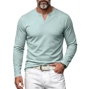 Vue detaillee du t-shirt henley a manches longues et col v côtelé pour homme coupe slim.