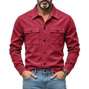 Chemise homme en daim bordeaux à manches longues avec deux poches poitrine et boutons.