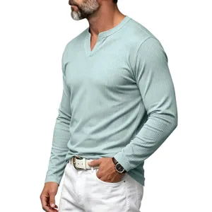 Vue détaillée du t-shirt Henley à manches longues et col V côtelé pour homme en vert menthe.