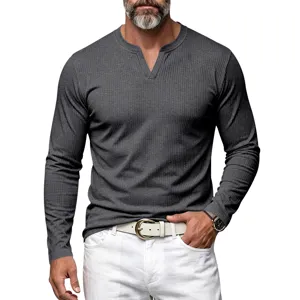 Vue détaillée du t-shirt Henley à manches longues et col V côtelé gris foncé pour hommes.