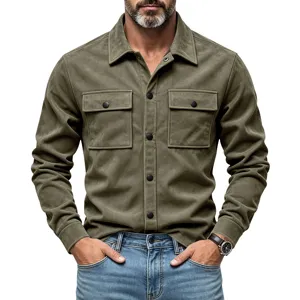 Veste chemise utilitaire en suédine vert olive pour homme avec poches poitrine et boutons.