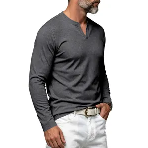 T-shirt homme manches longues côtelé col V Henley vue détaillée texture élégante.