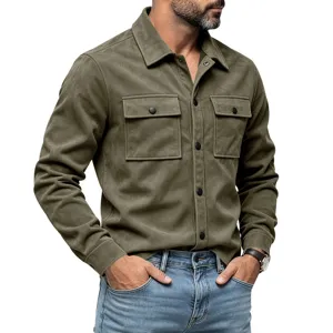 Chemise veste en suédine vert olive pour homme avec deux poches poitrine et boutons.