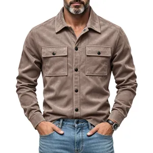 Vue détaillée de la chemise marron pour homme en suédine avec doubles poches poitrine.