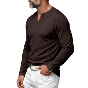 T-shirt Henley marron à manches longues côtelé pour homme, haut basique col V rétro.