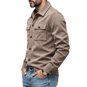 Vue détaillée de la chemise utilitaire en suédine marron pour homme avec poches poitrine.