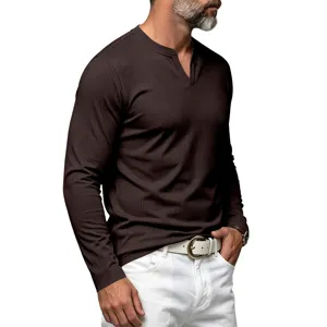 Détail t-shirt Henley à manches longues côtelé homme, haut marron slim ajusté col en V.