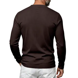 T-shirt marron côtelé à manches longues pour homme, haut baselayer extensible, vue de dos.
