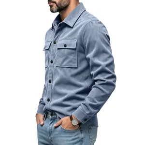 Détail de la chemise veste en suédine bleue à manches longues pour homme poches.