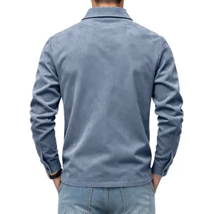 Chemise veste homme en suédine gris-bleu, vue arrière montrant les détails de coupe.