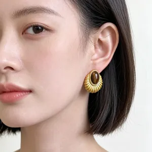 Detailaufnahme von Vintage vergoldeten geometrischen Edelstein Ohrringen am Modell.