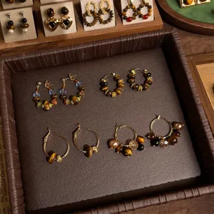 Detailaufnahme von Tigerauge Creolen im Vintage Stil, herbstlicher Schmuck mit Perlen.