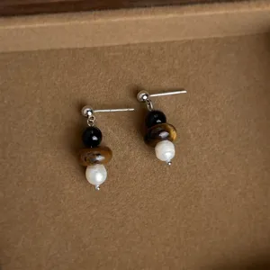 Detailaufnahme von den retro Naturstein Tigerauge und Perle Ohrstecker im Detail.