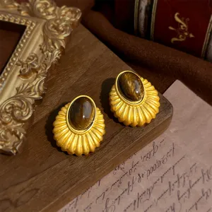 Detailaufnahme vintage Tigerauge Edelstein Ohrringe, elegantes goldenes Design für Damen.
