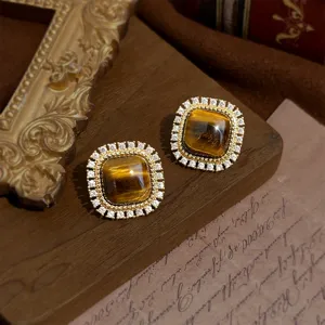 Klassische quadratische Tigerauge Edelstein Ohrringe mit funkelndem Strass Halo Design.