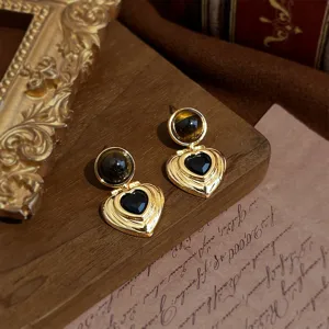 Vintage goldene Herz-Ohrringe mit dunklen Steinen, elegantes Retro-Design für Damen.