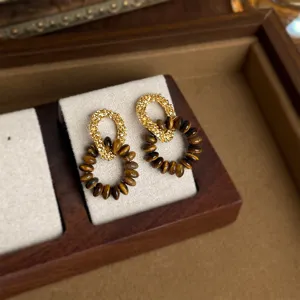 Schicke retro geometrische Ohrringe mit Natur Tigerauge Perlen und goldener Metallschlaufe.