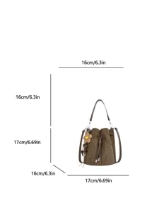 Detaillierte Abmessungen der retro braunen Wildleder Beuteltasche mit Blumenanhänger.