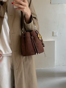 Vintage braune Wildleder Beuteltasche retro lässige Umhängetasche für Damen stilvoll