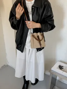Detailansicht der Retro Wildleder Beuteltasche mit Kordelzug und verstellbarem Trageriemen.