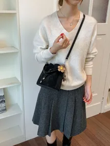 Retro minimalistische schwarze Blumen Eimertasche, schicke Freizeittasche und Umhängetasche.