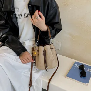 Retro minimalistische Wildleder Beuteltasche für Damen, schicke Freizeittasche mit Blumenanhänger.