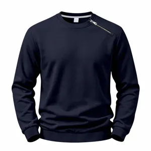 Detailansicht des dunkelblauen Herren Sweatshirts mit diagonalem Reißverschluss und Rundhalsausschnitt.