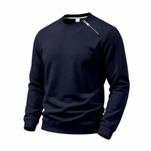Nahaufnahme des dunkelblauen Herren Fleeceshirts mit asymmetrischem Kragenreißverschluss.