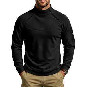 Detailopname van het zwarte fleece sweatshirt met opstaande kraag en mouwzak met rits voor heren.
