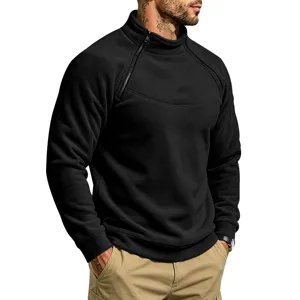 Zwarte heren fleece trui met opstaande kraag, zijritsen en comfortabele raglanmouwen.