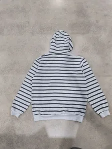 Detailansicht der gestreiften Kapuzenpullover Ruckseite fur Herren, kasualer Strick.
