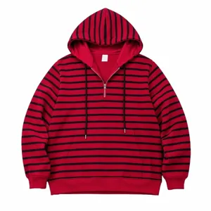 Nahaufnahme des rot-schwarzen gestreiften Hoodies mit halbem Reißverschluss und Kordel.