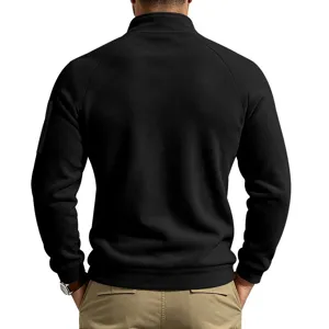 Achteraanzicht detail van de zwarte fleece heren sweater met col en raglanmouwen.