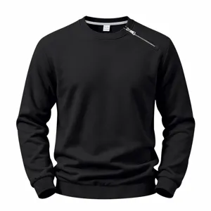 Detailansicht des schwarzen Herren Fleece Sweatshirts mit diagonalem Schulter-Reißverschluss.