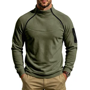 Olijfgroene heren fleece sweater met opstaande kraag, ritsen en zak op de mouw.