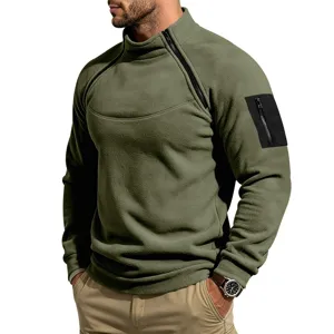 Detail van de groene heren fleece trui met diagonale ritsen en een zak op de mouw.