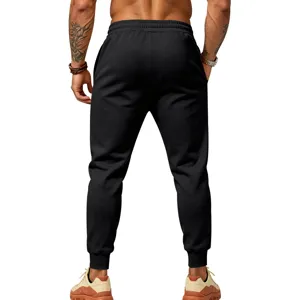 Ανδρικό μαύρο παντελόνι jogger με ελαστική μέση και κορδόνι για αθλητική και καθημερινή χρήση.