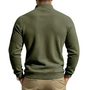 Achteraanzicht detail van heren legergroene fleece sweatshirt met opstaande kraag en raglanmouwen.