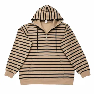 Detailansicht der gestreiften Herren Fleece-Kapuzenpullover mit halbem Reißverschluss.