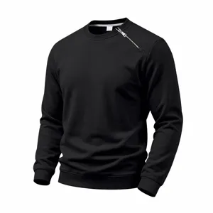 Detailansicht des schwarzen Herren Fleece-Sweatshirtkragens mit schrägem Reißverschluss.