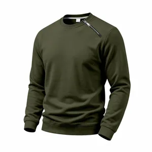 Detailansicht des gefütterten Herren Sweatshirts mit diagonalem Reißverschluss und Rippbündchen.