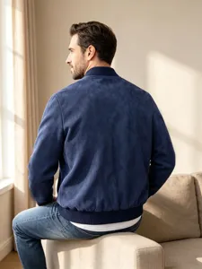 Herren dunkelblaue Wildleder Bomberjacke, detaillierte Ansicht der Rückseite und Schultern.