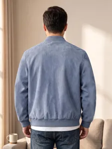 Detailansicht der blauen Herren Wildleder Bomberjacke von hinten mit strukturiertem Saum.