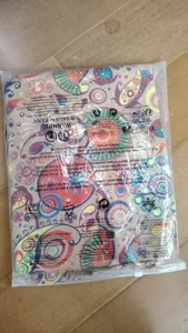Detailansicht des retro bedruckten Modebekleidungssets aus den 70ern, ordentlich verpackt.