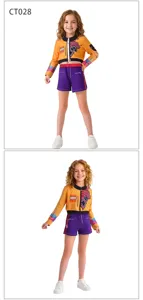 Λεπτομερής όψη παιδικής στολής cosplay K-pop με μπουφάν και σορτς για παράσταση.