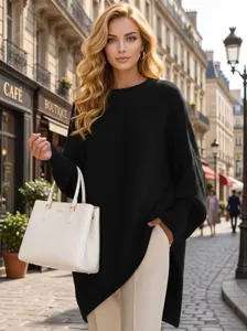 Λεπτομερής εικόνα ενός μαύρου oversized πλεκτού γυναικείου πουλόβερ σε σκηνικό δρόμου.