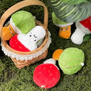 Vista dettagliata del ciondolo in peluche a forma di fungo con musetto e morbida trama